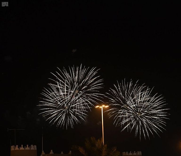 ألعاب نارية تضيء سماء الجنادرية