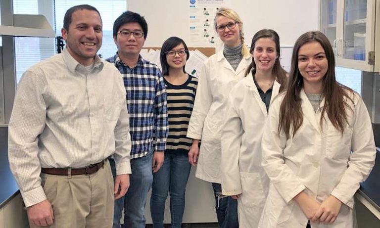 الباحثون أصحاب الإنجاز باحثون أمريكيون يكتشفون كيفية إبقاء الفيروس المسبب للإيدز كامنا