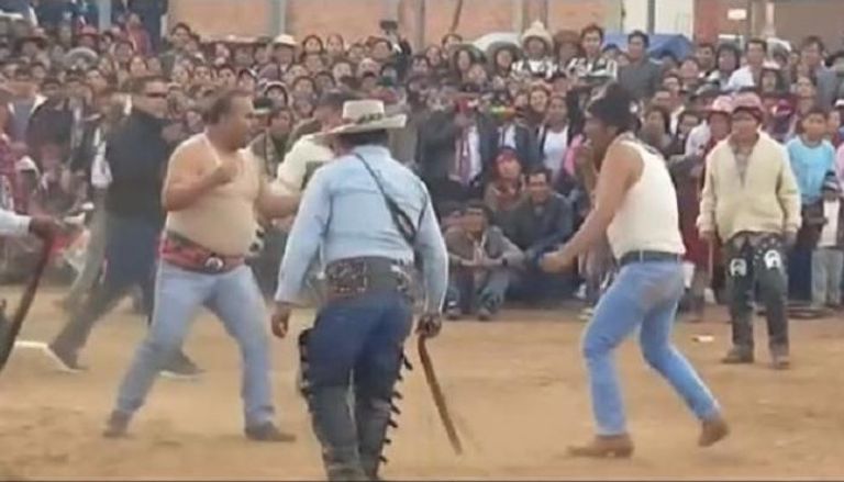 مهرجان للقتال في بيرو يداوي الجروح القديمة قبل العام الجديد