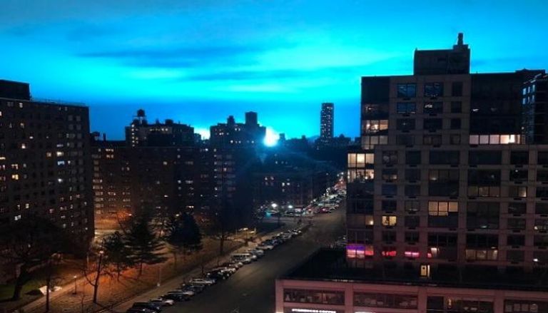 أنوار زرقاء تضيء سماء نيويورك