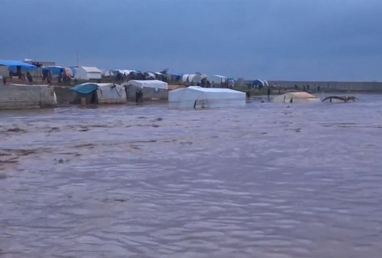 الفيضانات تجتاح مخيمات اللاجئين في شمال سوريا