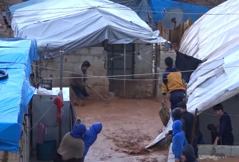 الفيضانات تجتاح مخيمات اللاجئين في شمال سوريا