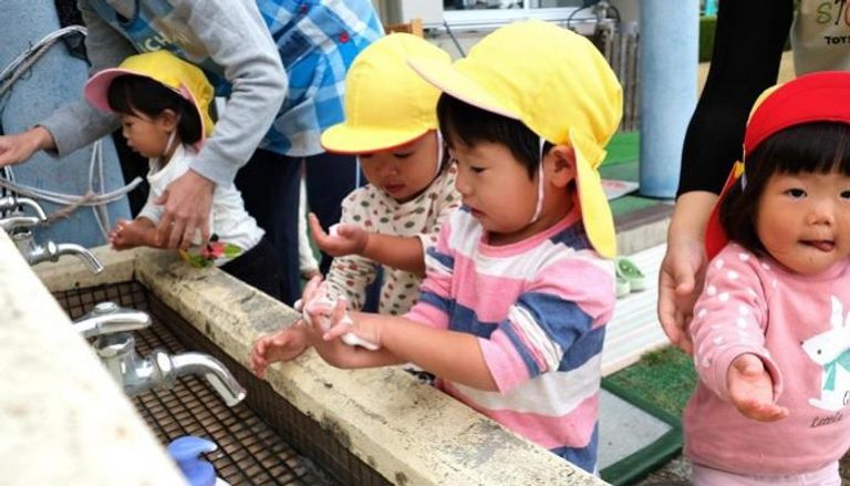 مدينة يابانية تدفع للأزواج للحصول على أطفال