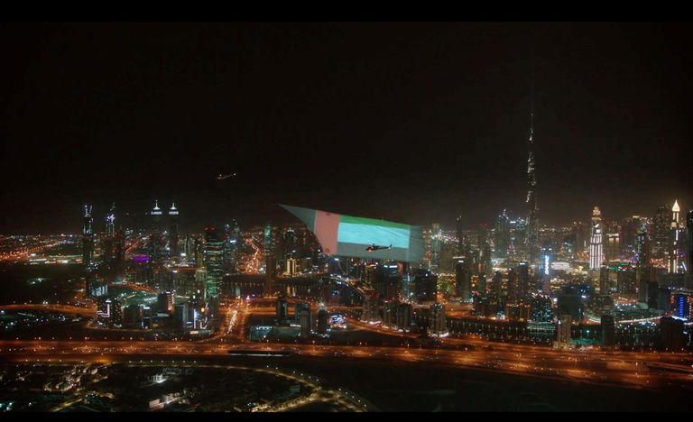 العلم الإماراتي يعانق السماء بأرقام قياسية عالمية في 2018