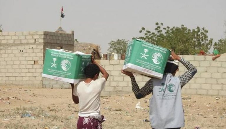 مركز الملك سلمان للإغاثة يوزع مساعدات غذائية في حجة اليمنية