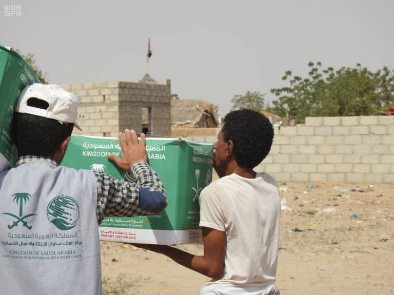 مركز الملك سلمان للإغاثة يوزع مساعدات غذائية في حجة اليمنية