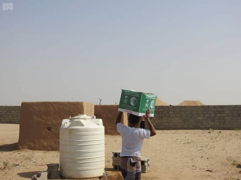 مركز الملك سلمان للإغاثة يوزع مساعدات غذائية في حجة اليمنية