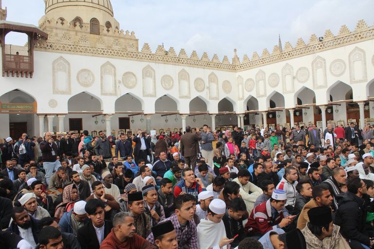 تكريم المشاركين في ملتقى الأزهر للخط العربي والزخرفة 