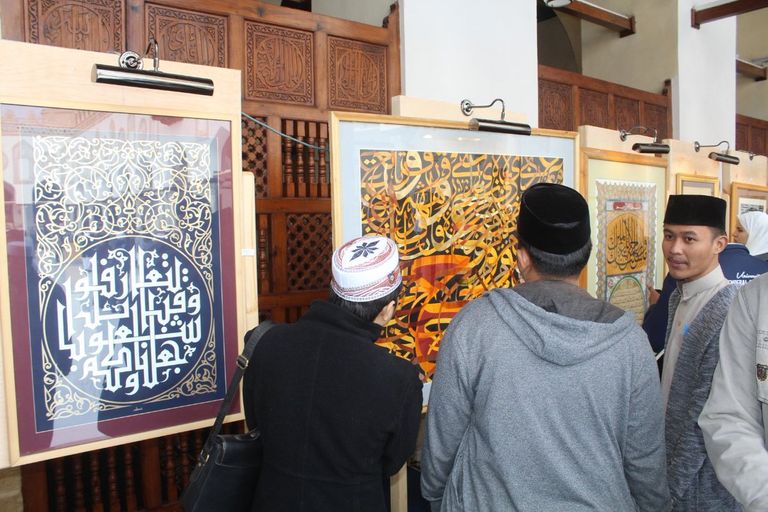 تكريم المشاركين في ملتقى الأزهر للخط العربي والزخرفة 