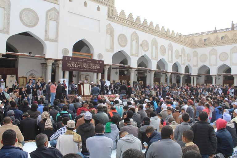 تكريم المشاركين في ملتقى الأزهر للخط العربي والزخرفة 