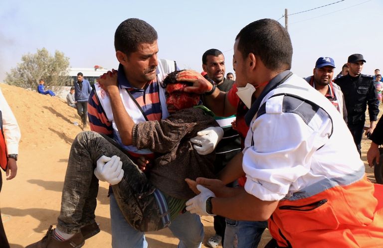 أحد المصابين بمسيرة العودة الكبرى جرحى في غزة خلال مسيرة العودة الكبرى - أرشيفية