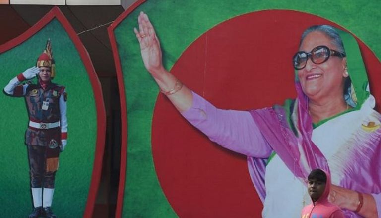 ملصق يحمل صورة رئيسة وزراء بنجلاديش خلال الدعاية الانتخابية