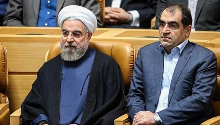 وزير الصحة الإيراني إلى يسار روحاني - أرشيفية
