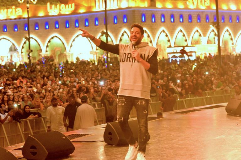 المطرب المصري محمد حماقي في أثناء الحفل