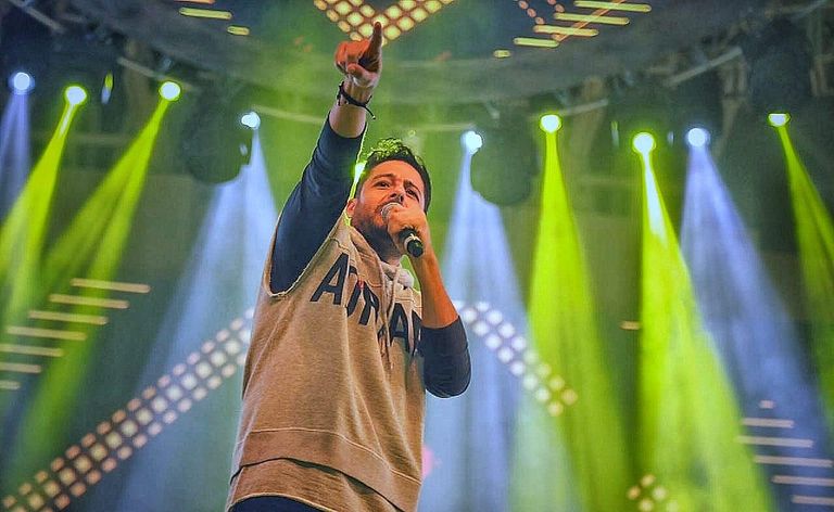 المطرب المصري محمد حماقي في أثناء الحفل