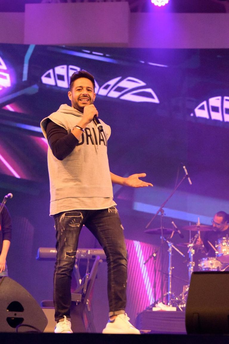 المطرب المصري محمد حماقي في أثناء الحفل