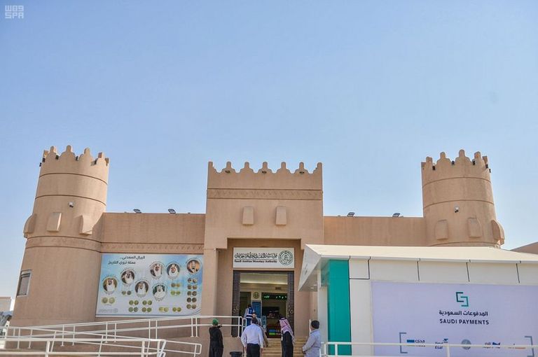 "النقد السعودي" تشرح لضيوف الجنادرية الـ33 وسائل كشف العملات المزورة