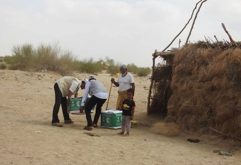 "سلمان للإغاثة" يوزع مساعدات غذائية في محافظتي حجة ولحج اليمنيتين