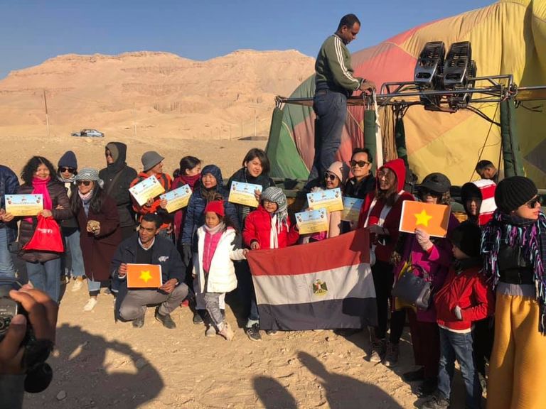 سائحون يرفعون علمي فيتنام ومصر بالأقصر