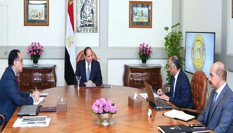 الرئيس المصري خلال اجتماعه مع رئيس الحكومة ومحافظ البنك المركزي