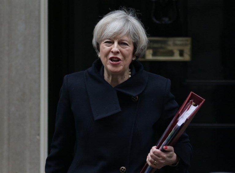تيريزا ماي رئيسة الوزراء البريطانية ليام فوكس وزير التجارة الدولية البريطاني- أ ف ب