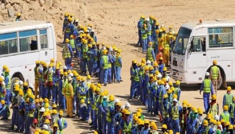 عمال كأس العالم يواجهون أوضاعا سيئة في قطر