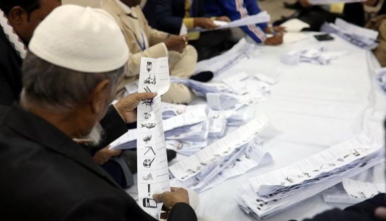 فرز الأصوات في الانتخابات التشريعية ببنجلاديش - رويترز