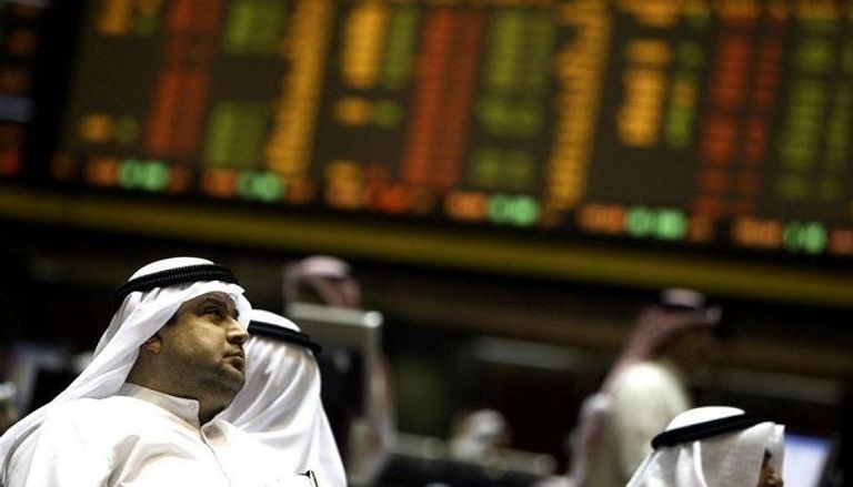 مستثمر يتابع تحركات الأسهم في بورصة الكويت- أرشيف