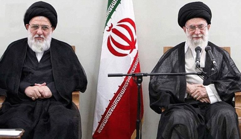 شاهرودي إلى يمين خامنئي صادق لاريجاني إلى جوار خامنئي - أرشيفية