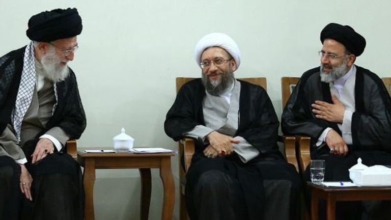 لاريجاني يتوسط رئيسي وخامنئي صادق لاريجاني إلى جوار خامنئي - أرشيفية