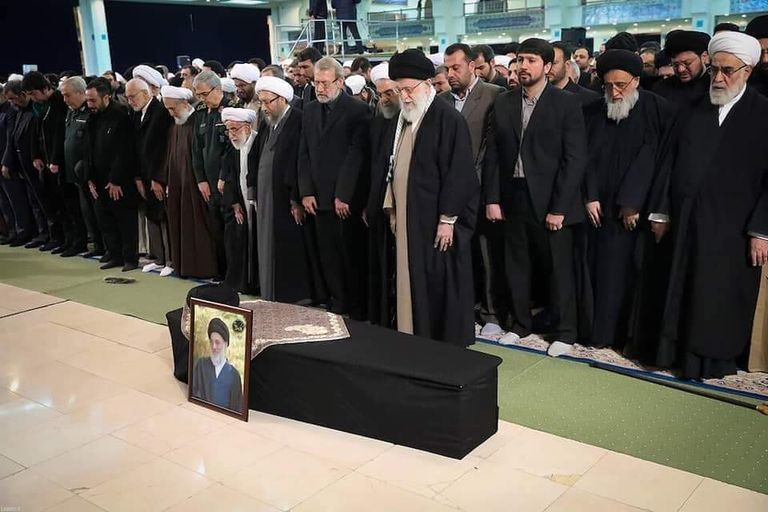 الأخوان علي وصادق لاريجاني إلى يمين خامنئي في جنازة شاهرودي صادق لاريجاني إلى جوار خامنئي - أرشيفية