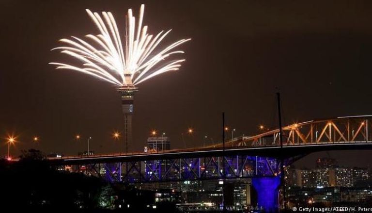 الألعاب النارية أضاءت سماء نيوزيلاند احتفالاً بالعام الجديد