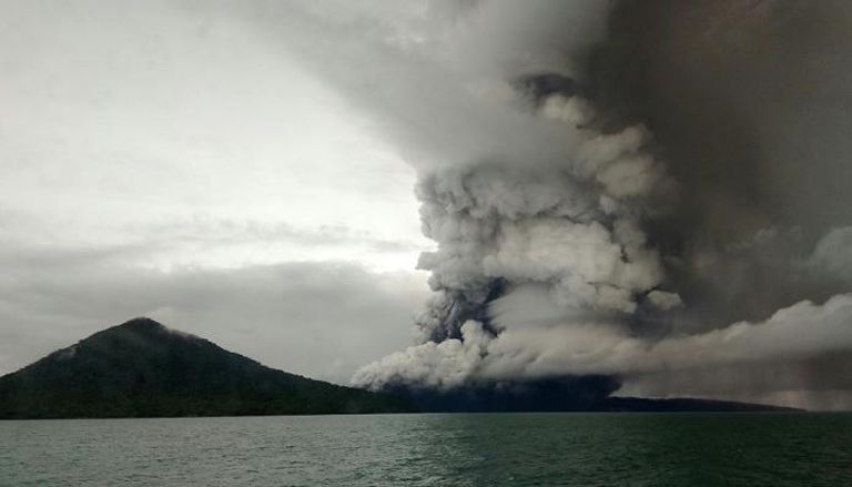 ثورة بركان "أناك كراكاتاو" في إندونيسيا. حرائق غابات كاليفورنيا ـ أرشيفية.