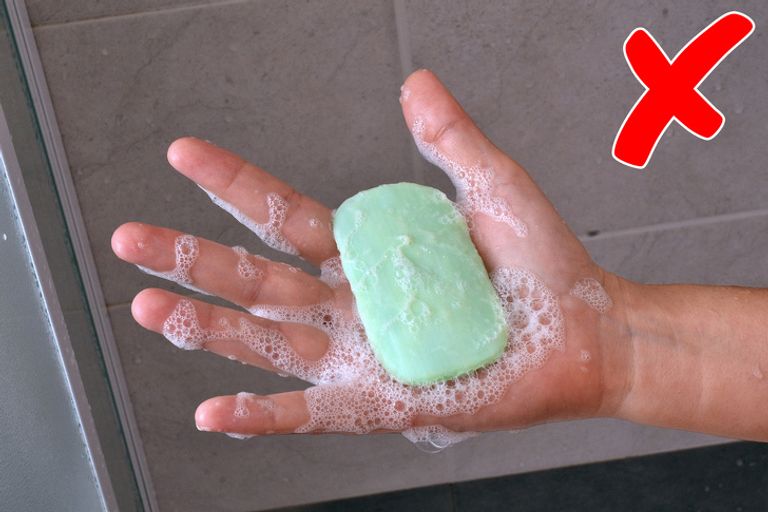 الصابون يساعد على نقل البكتيريا من شخص لآخر - صورة أرشيفية