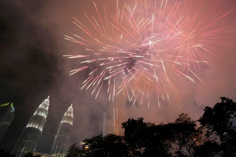 عروض الألعاب النارية في بانكوك احتفالا بالعام الجديد