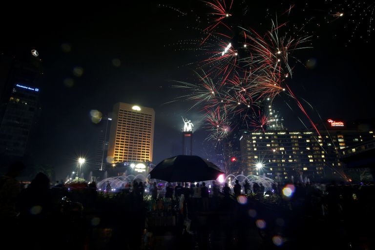 عروض الألعاب النارية في بانكوك احتفالا بالعام الجديد