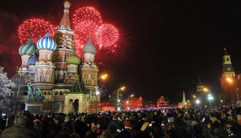 روسيا تحتفل بليلة رأس السنة 11 مرة