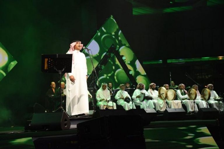 فنان العرب محمد عبده في إحدى حفلاته بالمملكة خلال 2018