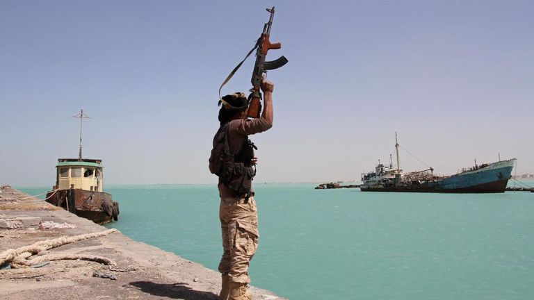 مسلح حوثي قرب ميناء الحديدة اتفاق السويد فضح جرائم مليشيا الحوثي