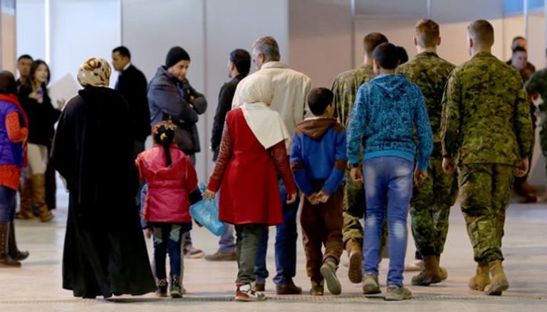 لاجئون سوريون في مطار أمريكي - أرشيفية