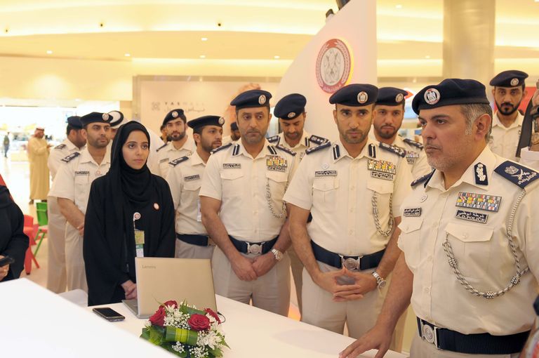 اللواء الشريفي يستمع إلى شرح عن أهم ابتكارات جناح شرطة أبوظبي خلال افتتاح جناح شرطة أبوظبي في ياس مول