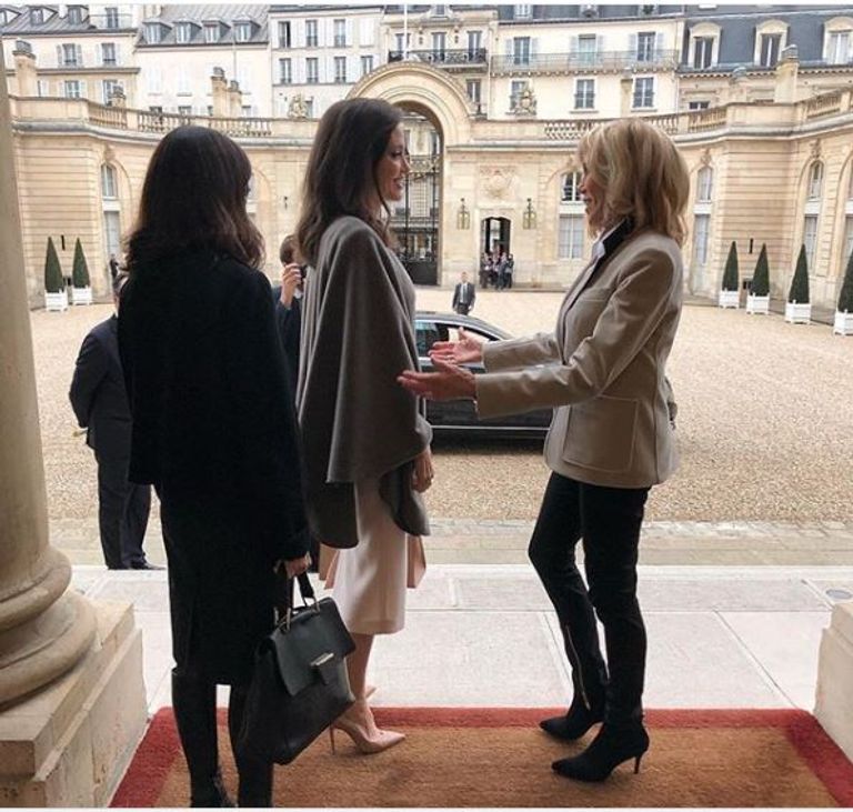 أنجلينا جولي وبريجيت ماكرون في مدخل الاليزيه أنجلينا جولي وبريجيت ماكرون