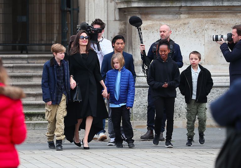 أنجلينا وأولادها الستة في باحة اللوفر أنجلينا جولي وبريجيت ماكرون