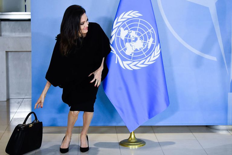 أنجلينيا جولي تلتقط حقيبتها خلال مؤتمر الناتو أنجلينا جولي وبريجيت ماكرون