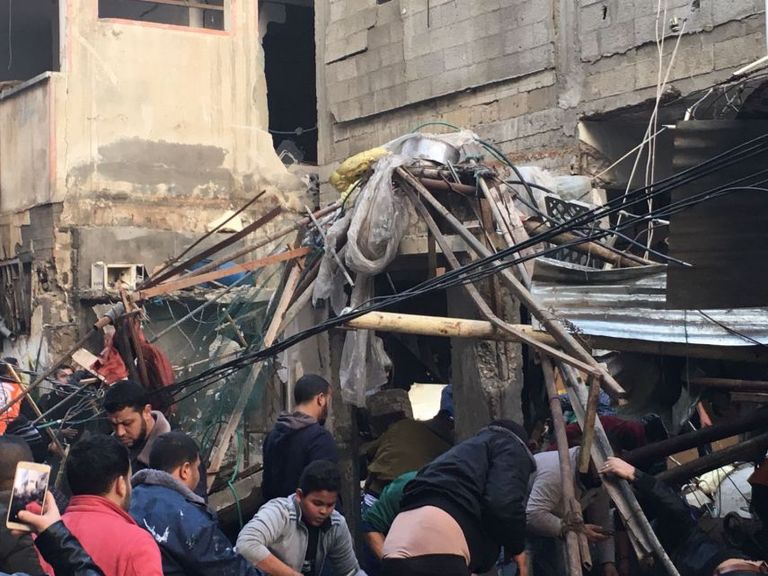 الجيران يحاولون إنقاذ الضحايا محاولات حثيثة لإنقاذ الضحايا من تحت الركام