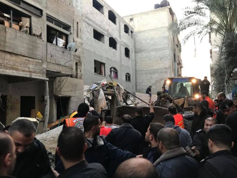 انفجار الأنبوبة تسبب في انهيار المبنى القديم محاولات حثيثة لإنقاذ الضحايا من تحت الركام