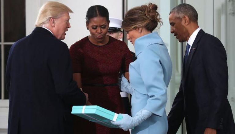 ميلانيا ترامب تقدم هديتها لميشيل أوباما- أرشيفية