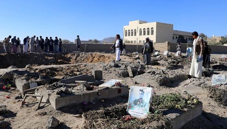 إحدى مقابر عناصر مليشيا الحوثي بصعدة (رويترز)