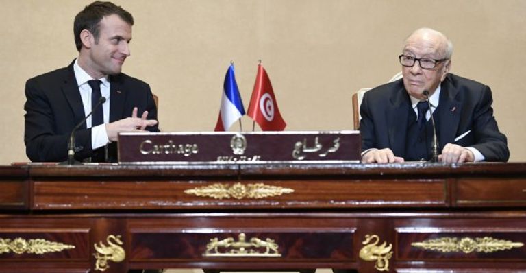 المؤتمر الصحفي المشترك السبسي خلال استقبال ماكرون (رويترز)