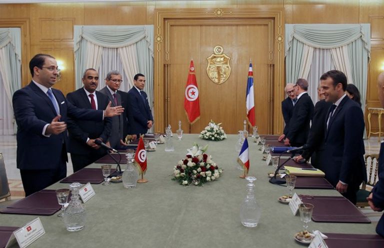 اللقاء بين ماكرون والحكومة التونسية السبسي خلال استقبال ماكرون (رويترز)